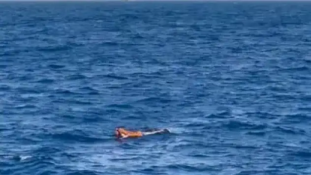 Denizde Kaçak Göçmeni Fark Edip Kurtardılar