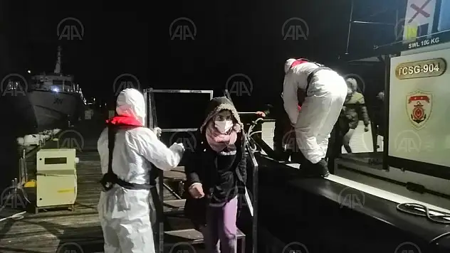 denizde sürüklenen lastik bottaki 13 düzensiz göçmen kurtarıldı