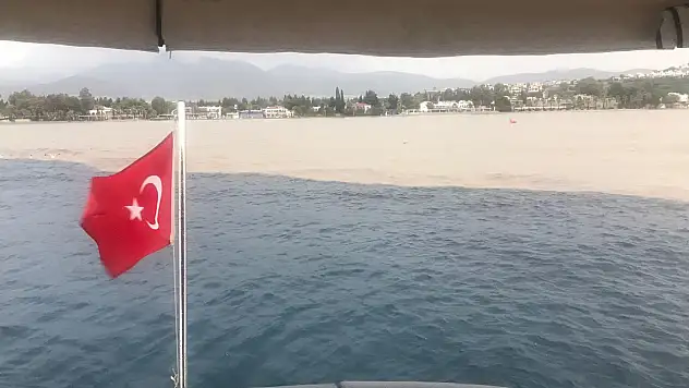 Denizin rengi yağmurla birlikte değişti