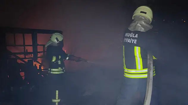 Depoda çıkan ve ağıla sıçrayan yangın söndürüldü