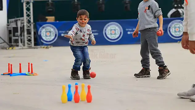 Deprem Mağdurlarına Moral Oluyorlar