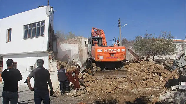 Depreme Dayanıklı Olmayan 31 Hasarlı Bina İçin Yıkım Çalışması Başlatıldı
