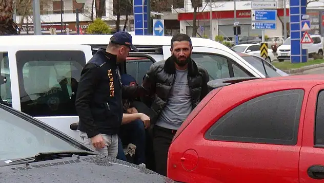 DEPREMZEDE VATANDAŞLARI DOLANDIRDI