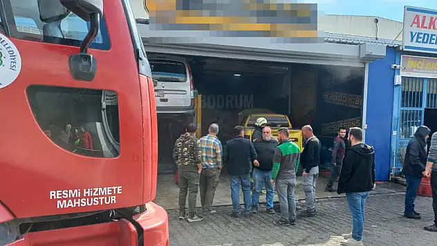 Depremzedenin Aracı Konacık Oto Sanayide Yanarak Kullanılamaz Hale Geldi