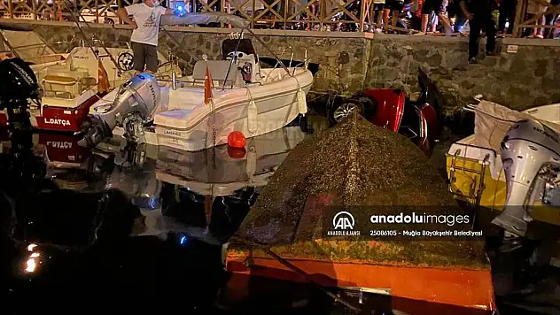 Dereye düşen araç tekneyi batırdı