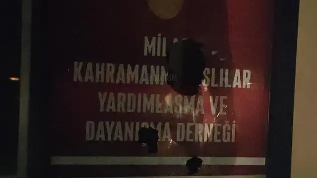 Derneğin Camlarını Kırdılar