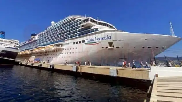 Dev bir Gemi Daha Geldi