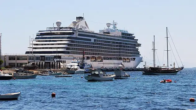 Dev Gemiden 265 Turist İnince Esnaf Şok Oldu