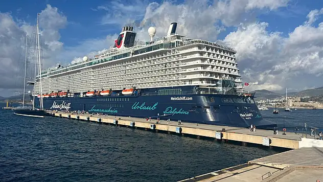 Dev kruvaziyer 'Mein Schiff 5' Bodrum'a demir attı