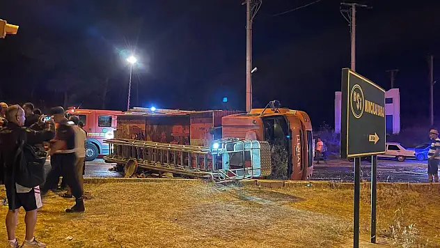 Devrilen İtfaiye Aracında 2 Kişi Yaralandı