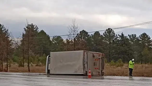 Devrilen Kamyonetten Burnu Bile Kanamadan Çıktı