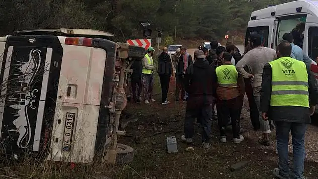 Devrilen Minibüste 1 Kişi Yaralandı