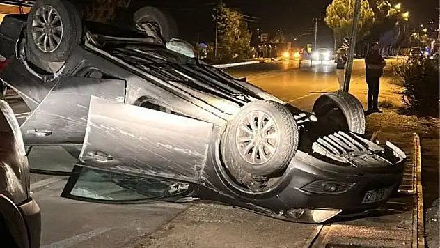 Devrilen otomobilde 2 kişi yaralandı