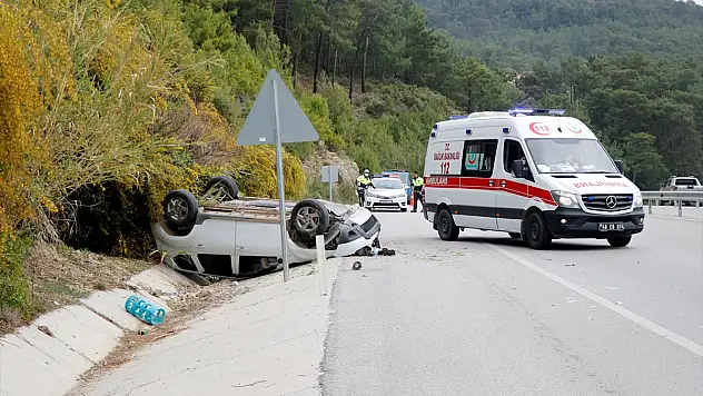Devrilen otomobilin sürücüsü yaralandı