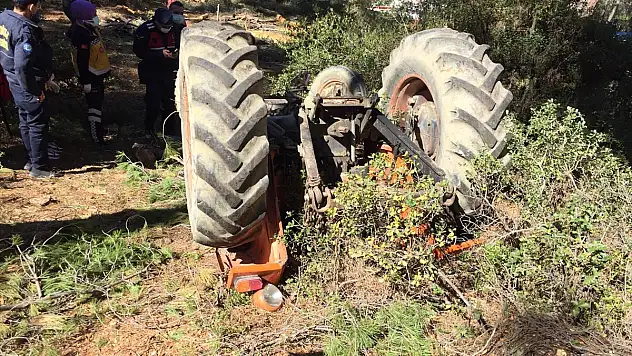 Devrilen traktörün altında kalan sürücü yaşamını yitirdi