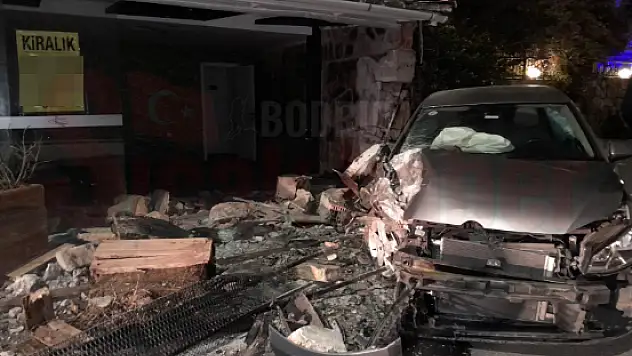 Direksiyon Hakimiyetini Kaybedip Dükkandan İçeri Girdi