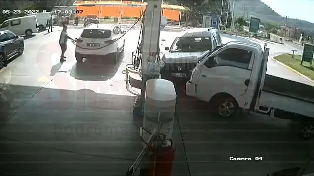 Direksiyon Kırdı, Benzinliğe Daldı