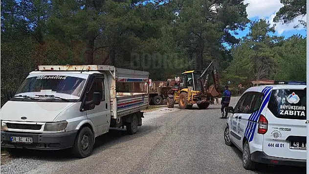 DÖKTÜKLERİ MOLOZLARI İŞ MAKİNASI İLE TOPLADILAR