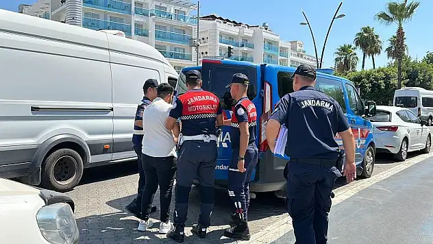 Dolandırıcı Kadın, Erkek Kılığında Yakalandı