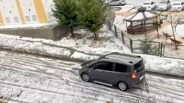 Dolu alarmı ilçe beyaza büründü