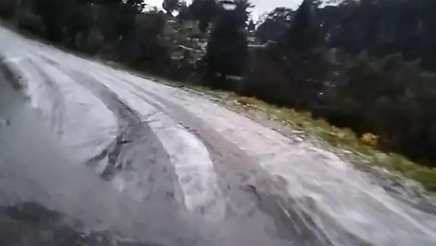 Dolu yağdı, kısa sürede ortalık beyaza büründü