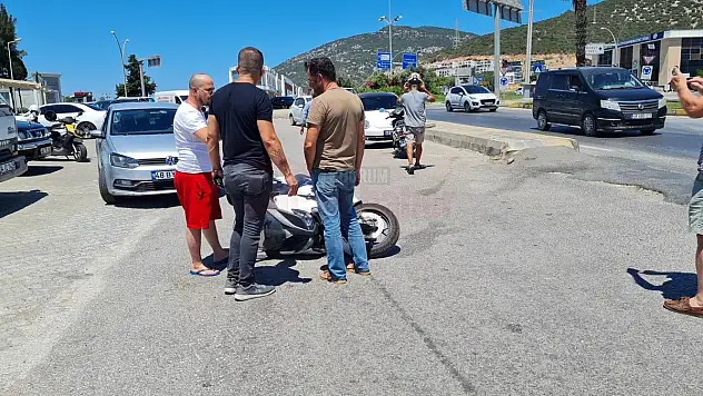 Dönüş Yapan Kamyonete Çarpan Motosiklet Sürücüsü Yaralandı