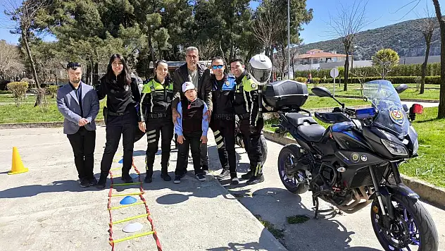 Down Sendromlu Bireyler Emniyet Personelleri İe Bir Gün Geçirdi