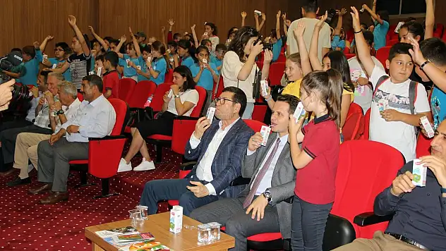 Dünya süt gününde süt içtiler