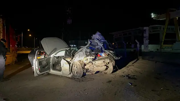 Duran tıra çarpan otomobil hurdaya döndü