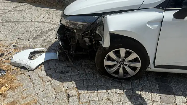Duvara çarpan sürücü yaralandı !