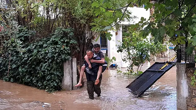 Ekipler Evlerinde Mahsur Kalan 3 Kişiyi Kurtardı