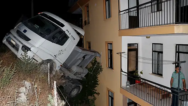 El freninin boşaldığı öne sürülen tır, apartmana çarptı