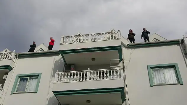 Elektriği, Suyu Kesilen Kiracılar Çatıya Çıktı