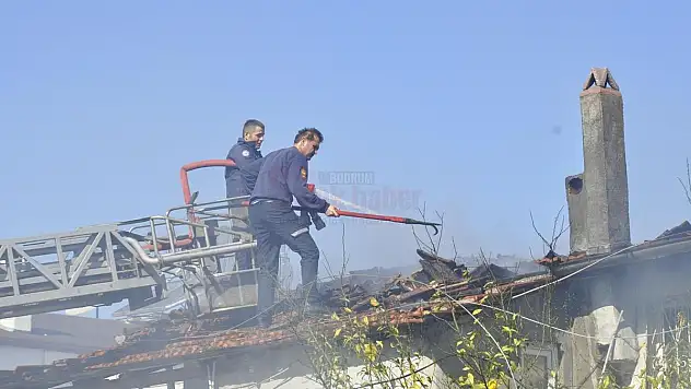 Elektrik Tellerinden Çıkan Yangında Ev Kullanılamaz Hale Geldi