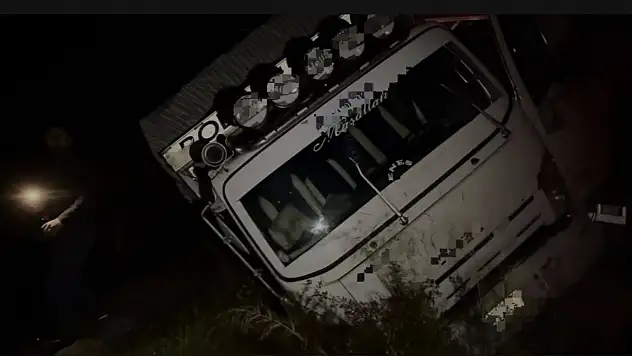 Elma yüklü kamyon köprüde asılı kaldı