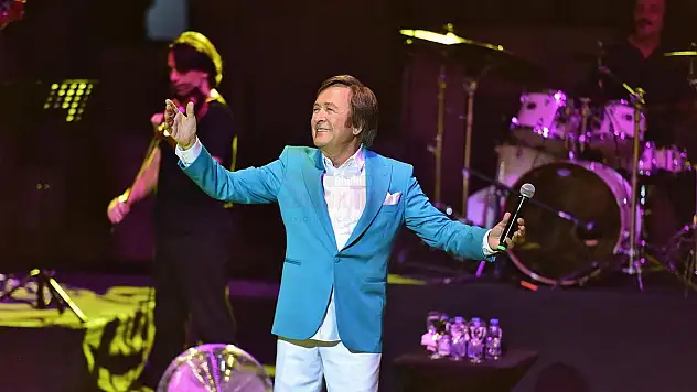 Erol Evgin Işık Şovu Eşliğinde Şarkılarını Seslendirdi