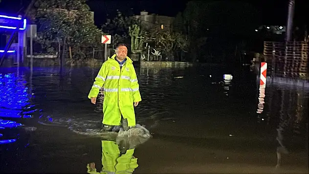 Etkili Olan Sağanak Yağışta Dereler Taştı, Yollar Trafiğe Kapandı