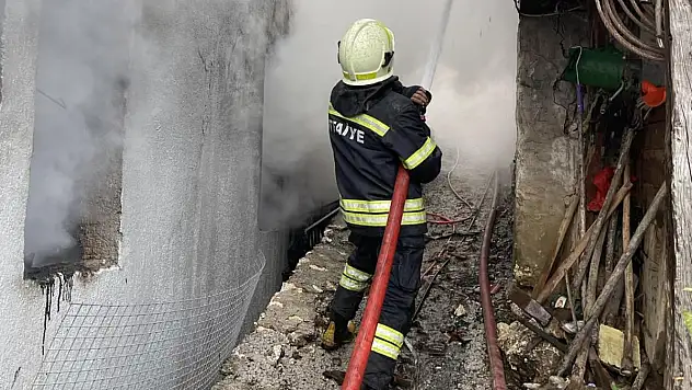 Ev Deposunda Çıkan Yangın Büyümeden Söndürüldü