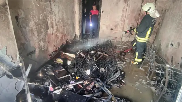 Evde Çıkan Yangın Söndürüldü Ev Kullanılamaz Hale Geldi.