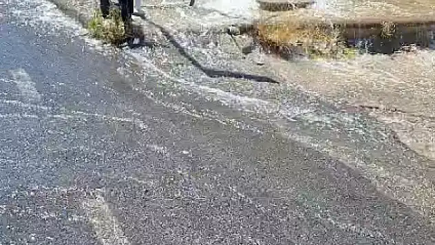 Evlerde Damla Su Yokken, Boşa Akan Sular Caddeleri mi Yıkıyor