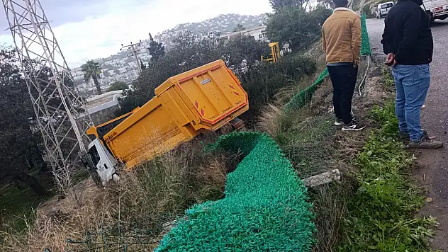 Feci çarpışma kamyon şarampole girdi