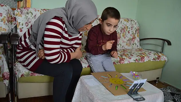 Fedakar anne, baklagillerle tasarladığı materyallerle otizmli oğlunun gelişimine katkı sağlıyor