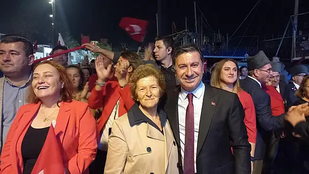 Fener Alayına Annesi İle Birlikte Katıldı