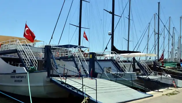 Feribot seferleri iptal edildi dalgalar 3 metreyi buldu