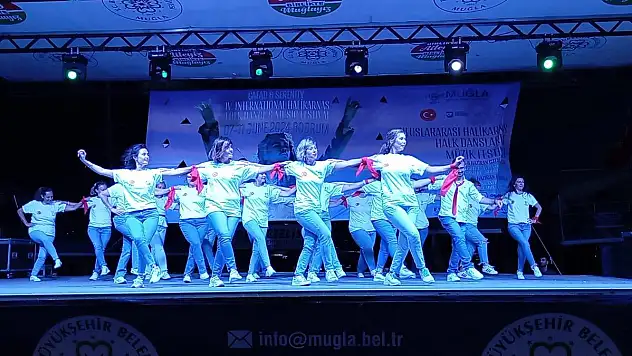 Festivalde Yüzlerce Dansçı  Buluştu