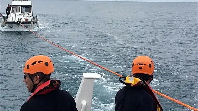 Fethiye açıklarında sürüklenen teknedeki 3 kişi kurtarıldı