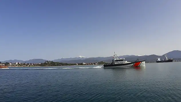 Fethiye'de arızalanarak denizde sürüklenen teknedeki 2 kişi kurtarıldı