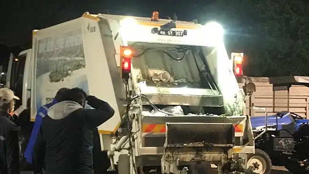 Fethiye'de çöp kamyonunun arkasında patlayan madde işçinin yüzünü yaktı