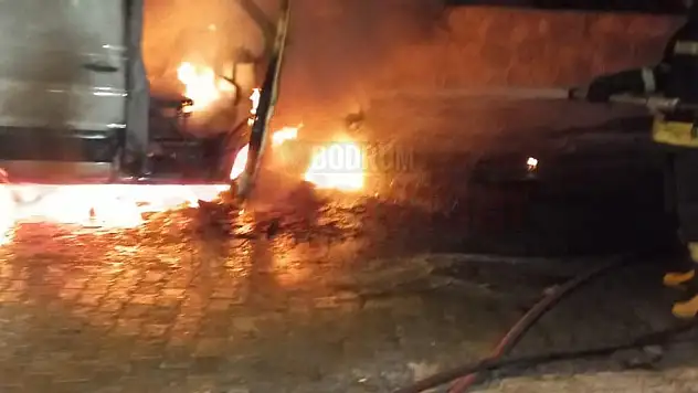 Fırına  Ait Servis Aracı Yanarak Kül Oldu