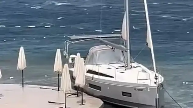 Fırtına Denizde Tehlike Yarattı: Yelkenli Tekne Otel İskelesine Çarptı